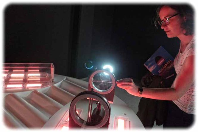 Projektleiterin Lidia Westermann führt ein Polarisations-Experiment in der Schau vor, das zeigt, wie die man die Schwingungsebenen von Licht filtern kann. Foto: Heiko Weckbrodt