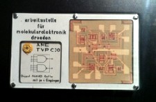Der erste produzierte Logik-Chip aus Dresden leicht vergrößert...