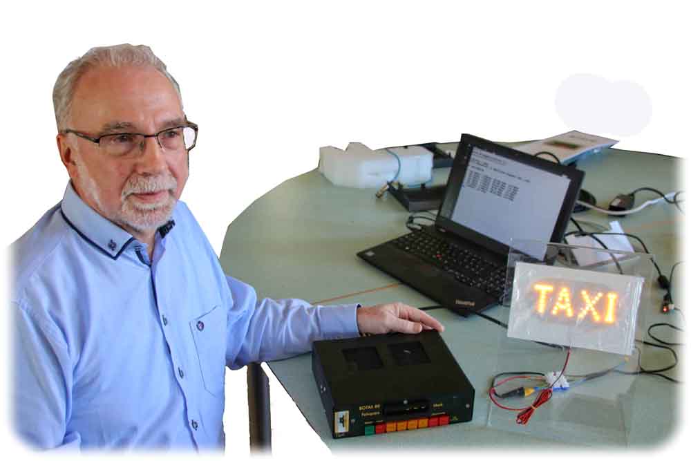 Ingenieur Ralf-Peter Nerlich füttert einen "Botax 80"-Taxibordrechner mit einem Programm, das gerade ein Wartburg-taxi simuliert. Foto: Heiko Weckbrodt