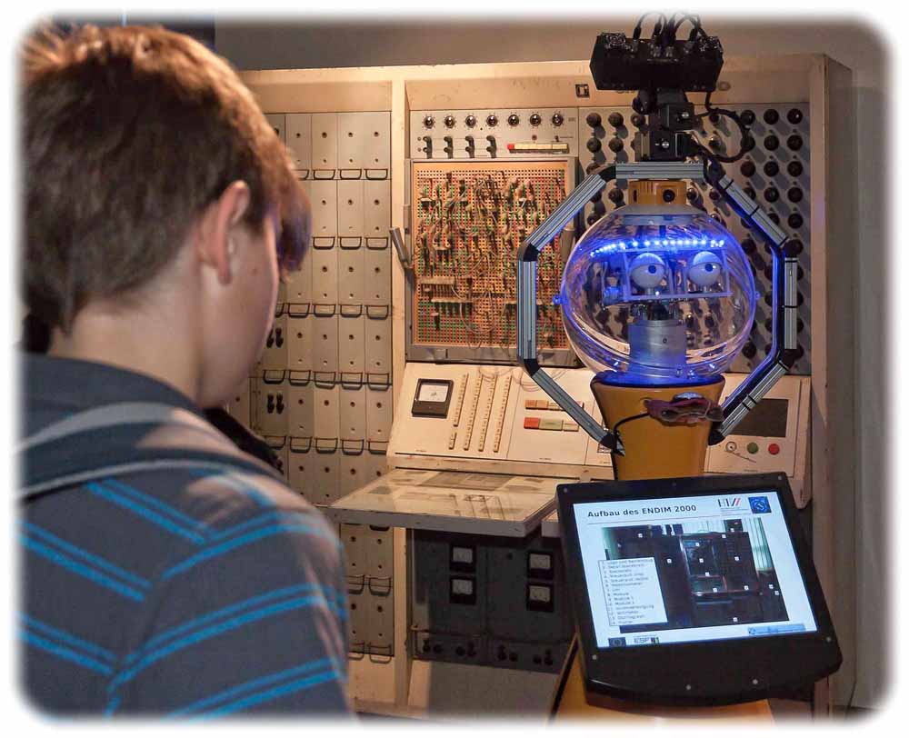 Museums-Roboter „Tesaro“ (hier vor einem alten Endim-2000-Großrechner) moderiert den Science Slam in den Technischen Sammlungen. Foto: Museen der Stadt Dresden