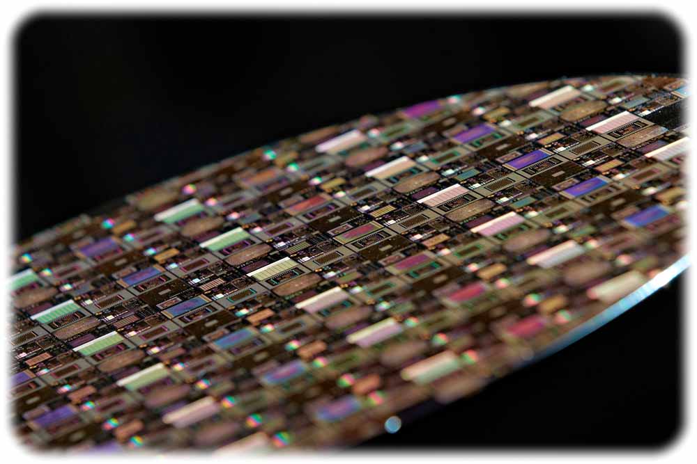 Ein bestückter Test-Wafer vom Fraunhofer-Institut für Zuverlässigkeit und Mikrointegration (IZM), dessen Chipstapel in der dritten Dimension mit Kupfer durchkontaktiert sind. Foto: Nino Halm für das Fraunhofer IZM