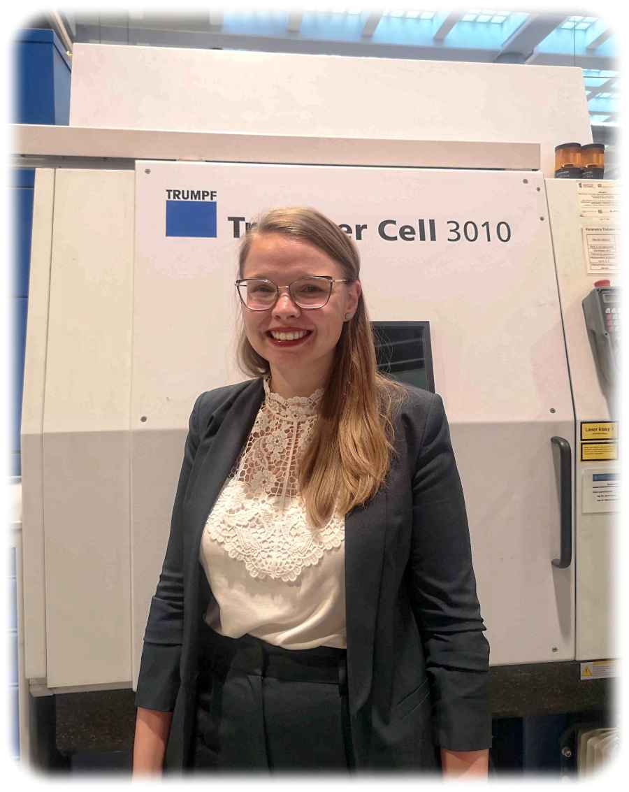 IWS-Forscherin Anne-Katrin Leopold vor einer Laseranlage von Trumpf im Fraunhofer-Leistungszentrum Breslau. Foto: Heiko Weckbrodt