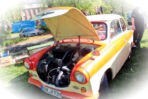 Vor allem auch die alten Trabbis ziehen heute viel Aufmerksamkeit auf sich. Foto: Heiko Weckbrodt