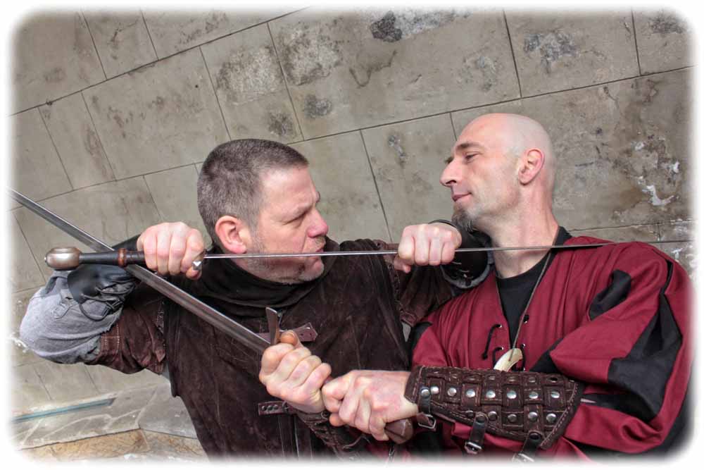 Kämpfen während der Fantasy-Premiere am Freitag im Bärenzwinger: Maik Sempf (links) und Thomas Zahn vom Kampfkunst-Quartett „SaXenStreich“. Foto. Heiko Weckbrodt