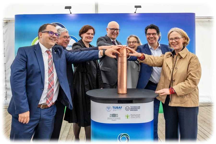 Mit der Grundstein-Kassette für Circecon (v.l.n.r.): Prof. Alexander Kratzsch, Rektor der Hochschule Zittau-Görlitz, Prof. Klaus-Dieter Barbknecht, Rektor der Bergakademie Freiberg, Prof. Anja Strobel, Forschungs-Prorektorin der TU Chemnitz, Prof. Circecon-Projektleiter Niels Modler von der TU Dresden, Rektorin Prof. Ursula Staudinger von der TU Dresden, Hochschul-Abteilungsleiter Dr. Ronald Werner vom Wissenschaftsministerium und Landesentwicklungs-Ministerin Regina Kraushaar. Foto: Nils Eisfeld für die TUD