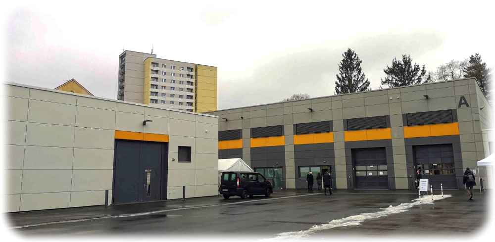 Die TU Dresden hat ihr „Fahrzeugtechnisches Versuchszentrum“ in ehemaligen DDR-Panzerhallen eingebaut. Foto: Heiko Weckbrodt