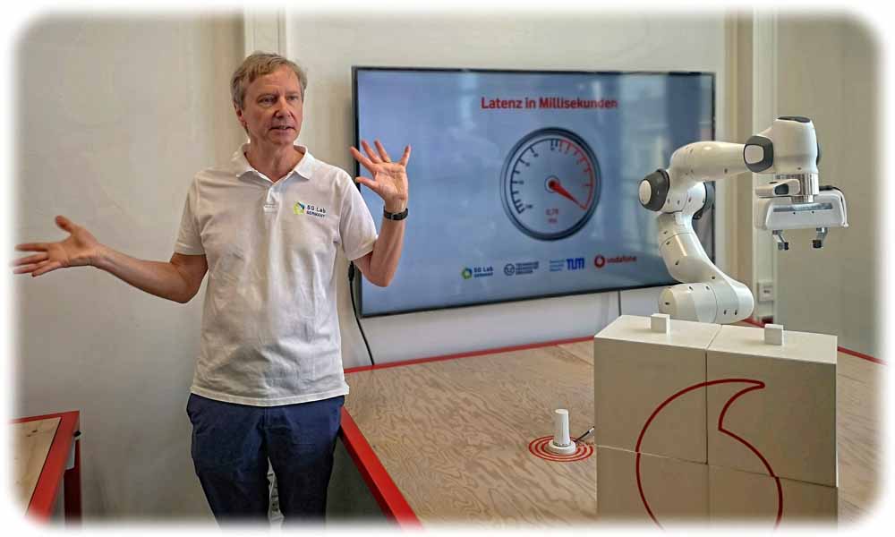 Professor Gerhard Fettweis führt in der TU Dresden ein Roboter-System vor, das per 5G ferngesteuert wird und dabei in den meisten Fällen auf Reaktionszeiten unter einer Millisekunde bleibt. Foto: Heiko Weckbrodt