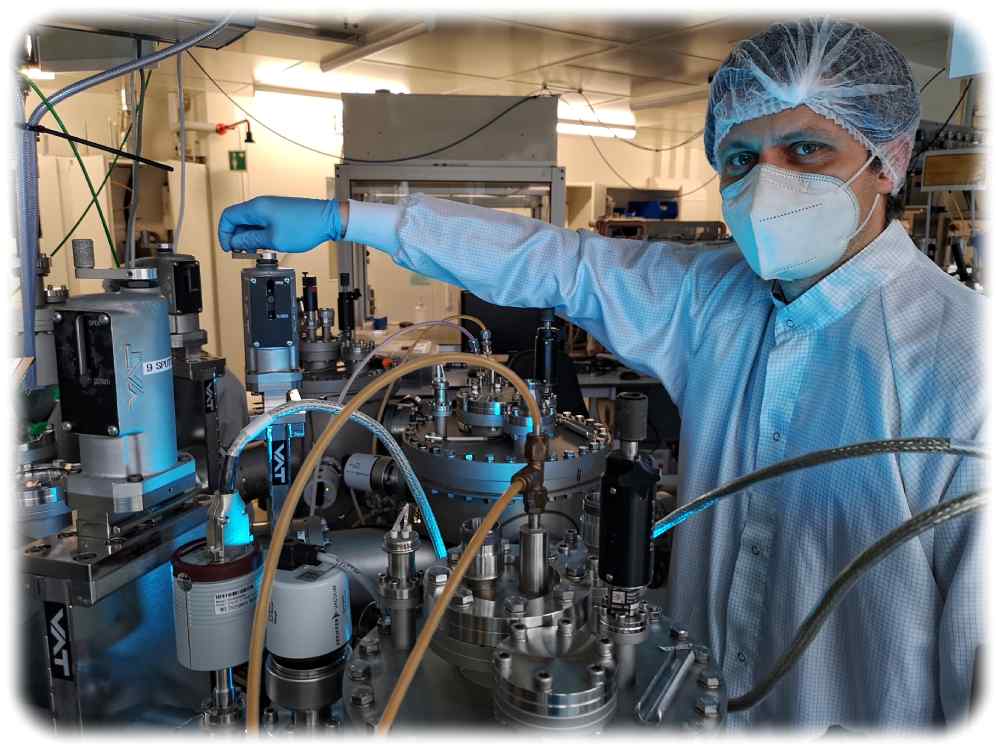 Dr, Hans Kleemann überprüft ein Ventil an einer Cluster-Anlage im IAP-Labor der TU Dresden. Foto: Heiko Weckbrodt
