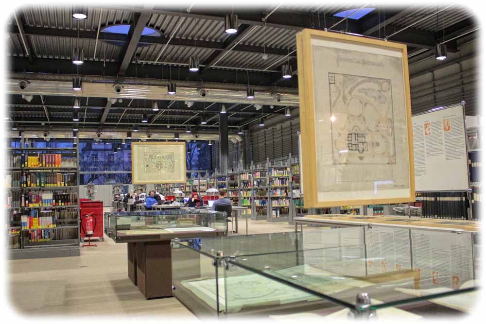 Blick in die Ausstellung „Land schafft Architektur“ in der DrePunct-Bibliothek. Foto: Heiko Weckbrodt