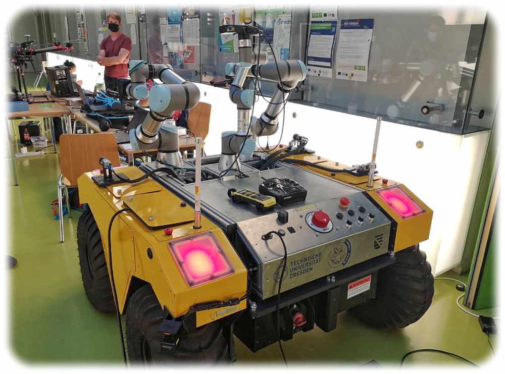 Der rollende Roboter der Informatiker der TU Dresden ist mit Leichtbau-Roboterarmen ausgestattet. Er lässt sich per VR-Brille und Sensorhandschuh fernsteuern. Die Forscher wollen ihn zum universell einsetzbaren KJatastrophen-Hilfsroboter weiterentwickeln. Foto: Heiko Weckbrodt