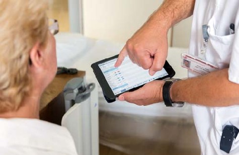 Mit Tablettrechner können Ärzte den Patienten am Krankenbett deren gesundheitliche Lage und Therapieideen besser erläutern, wirbt die Telekom für ihre Telemedizin-Lösungen. Foto: Deutsche Telekom