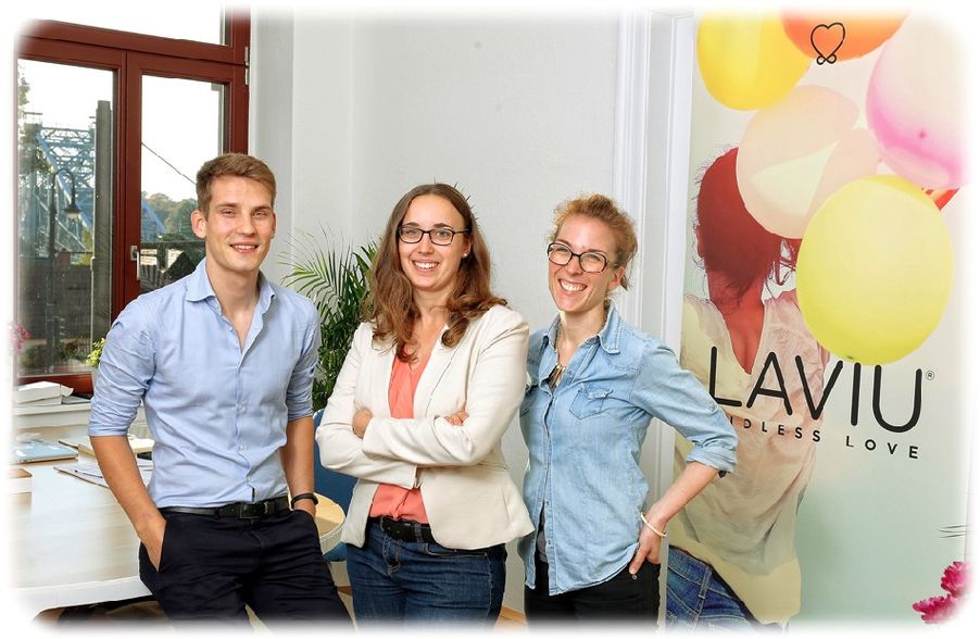 Martin Cirillo-Schmidt, Julia Rryssel (Mitte) und Anne Friebel im Dresdner Firmensitz. Foto: Laviu