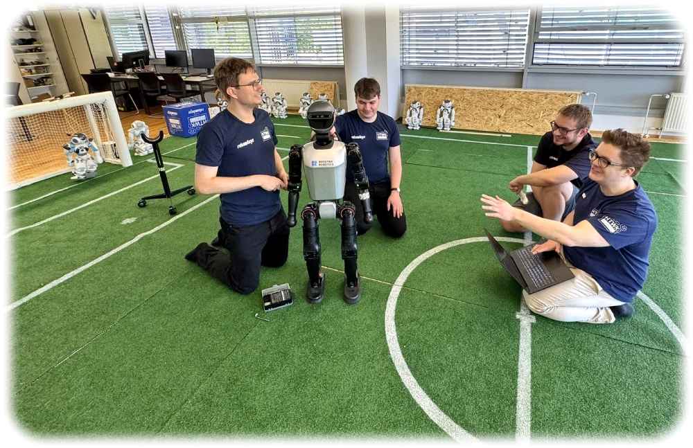 Tobias Jagla, David Schulte, Johannes Walter und Max Polter (von links nach rechts) von der HTWK Leipzig bereiten "Booster" auf den Lauf vor. Foto: HTWK Robots