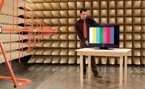 Im strahlungsichten EMV-Labor messen die Technisat-Ingenieure neue Radios und Fernseher aus. Abb.: Technisat
