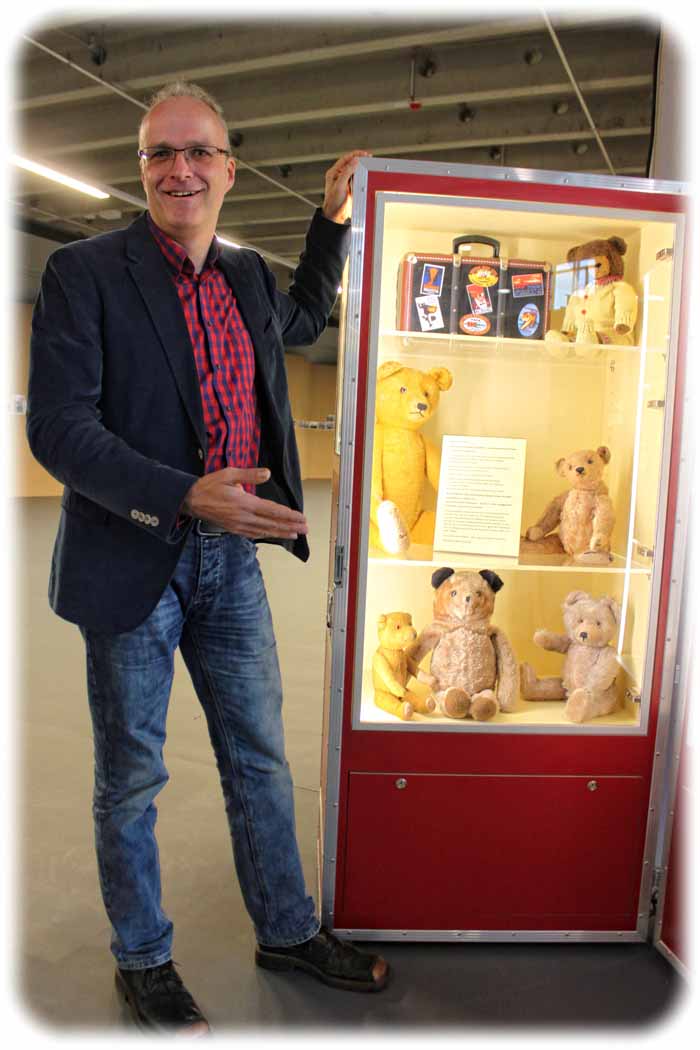 Lutz Reike zeigt seine Teddys in der eigens entworfenen Reisekiste, die aufgeklappt zur Museumsvitrine wird. Foto: Peter Weckbrodt