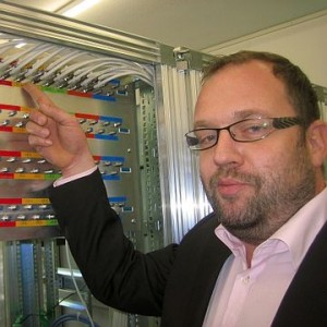 Projektleiter Ulf Böttcher zeigt die Verteiler in der Dresdner Kopfstation. Abb.: (3): Heiko Weckbrodt