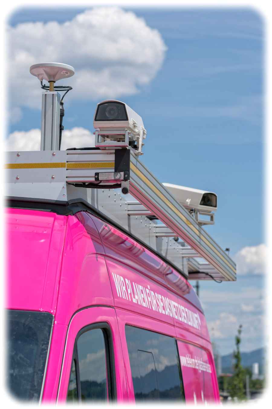 Mit dem "T-Car" sammelt die Telekom Bilder und andere Sensordaten vom Straßenverlauf. Foto: Deutsche Telekom