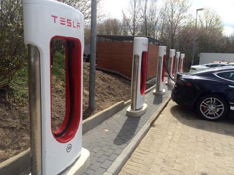 In Sachsen hat Tesla eine Superscharger-Station am Autohof Nossen an der A 14 installiert. Tesla-Fahrer dürfen hier gratis Strom tanken. Foto: Heiko Weckbrodt