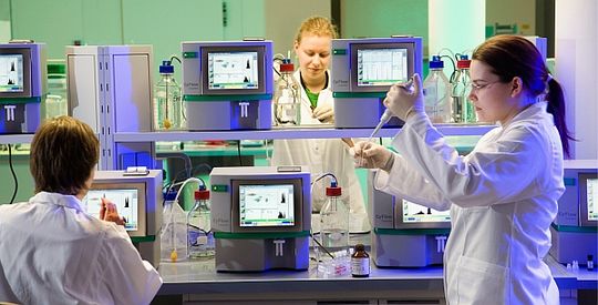 Testlabor der Medizingeräte-Firma Partec GmbH in Görlitz. Insgesamt arbeiten inzwischen rund 2000 Menschen in der sächsischen Biotechnologie. Abb.: Partec