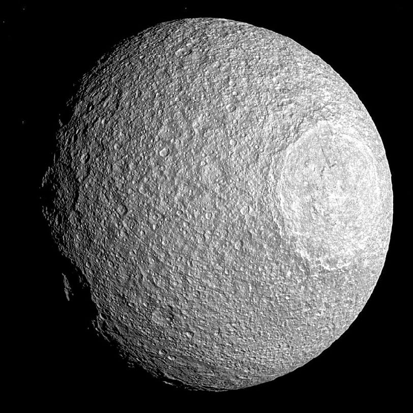 Die Raumsonde Cassini hat dieses Foto des fünftgrößten Saturn-Mondes Tethys aus einer Distanz von 190,000 Kilometern aufgenommen. Rechts im Bild ist der 450 km große Krater Odysseus zu sehen. Foto (bearbeitet): NASA/JPL-Caltech/Space Science Institute