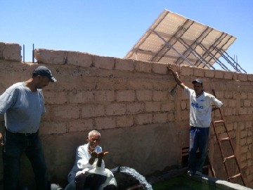 Installation eines Solarpumpen-Systems in der Wüste. Abb.: AEP