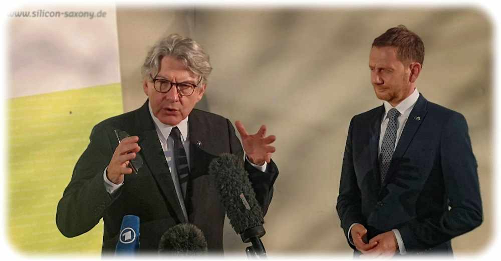 EU-Kommissar Thierry Breton und der sächsische Ministerpräsident Michael Kretschmer (CDU) vor der Bosch-Chipfabrik in Dresden. Foto: Heiko Weckbrodt