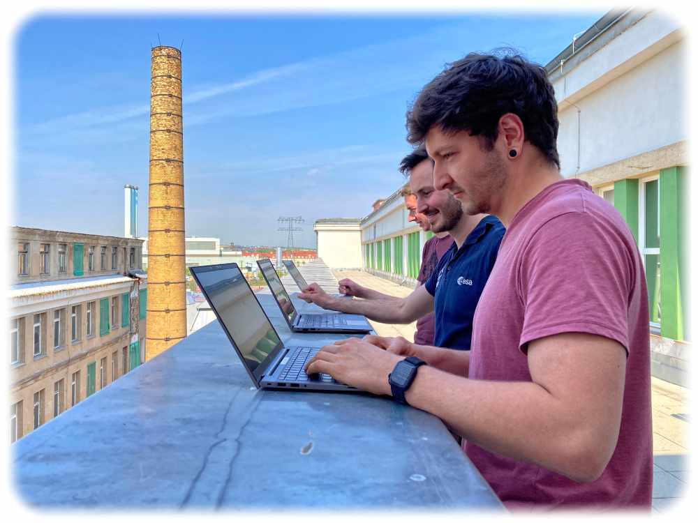 Programmieren über den Dächern von Dresden: In der ehemaligen Maschinenfabrik "Universelle Werke" haben sich die kollaborativen Kreativen für einen "Thin[gk]athon" breit gemacht. Foto: Smart Systems Hub