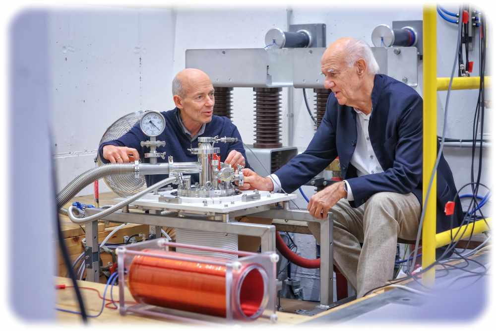 Thomas Herrmannsdörfer (links) und Richard Funk experimentieren im Am Hochfeld-Magnetlabor Dresden des HZDR mit Magnetpulsen, um inaktive Motoneuronen von ALS-Patienten zu stimulieren. Foto: Amac Garbe für das HZDR