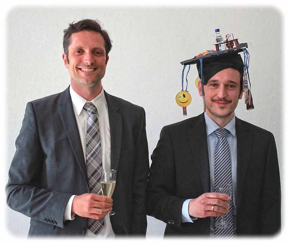 Dr.-Ing. Thomas Schmidt (rechts) mit Doktorvater Prof. Daniel Balzani (links) nach der Notenverkündung. Foto: Monika Keil