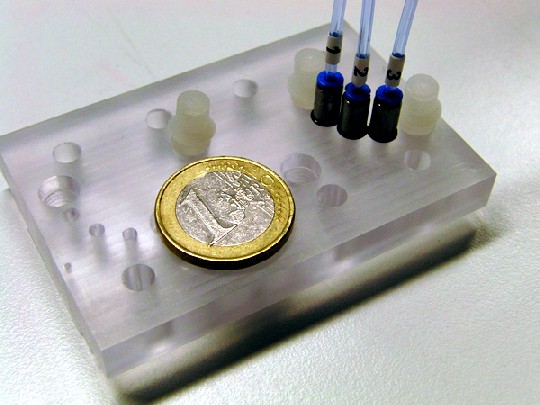 Der Multiorgan-Chip (Größenvergleich Ein-Euro-Münze) und mit seinen drei separaten Mikrokreisläufen soll viele Tierversuche überflüssig machen. Foto: IWS Dresden