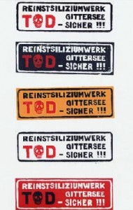 Zur Demo waren auch Proteststicker wie "Tod sicher" im Umlauf, genäht von einer Protestgruppe. Quelle: Robert-Havemann-Gesellschaft