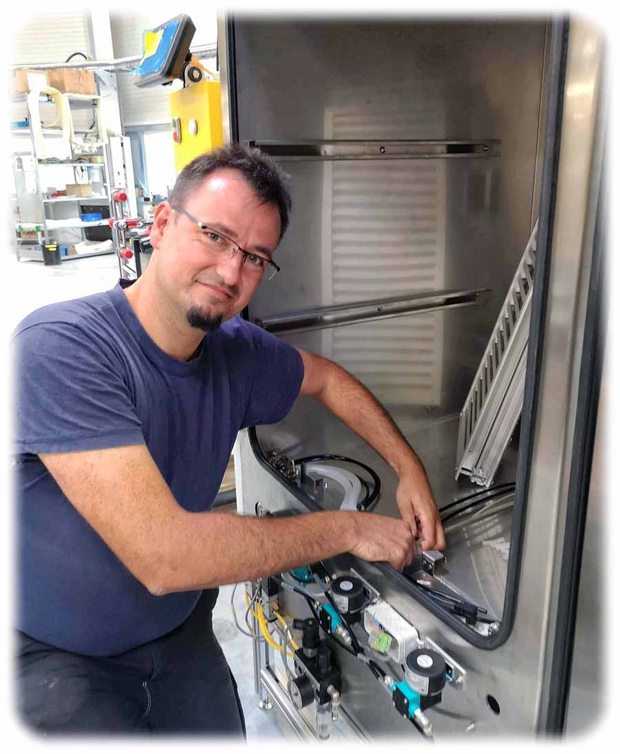 Topas Dresden: Mechaniker Patrick Lindner bereitet Rohleitungen für eine Filter-Entladungskammer vor. Foto: Heiko Weckbrodt