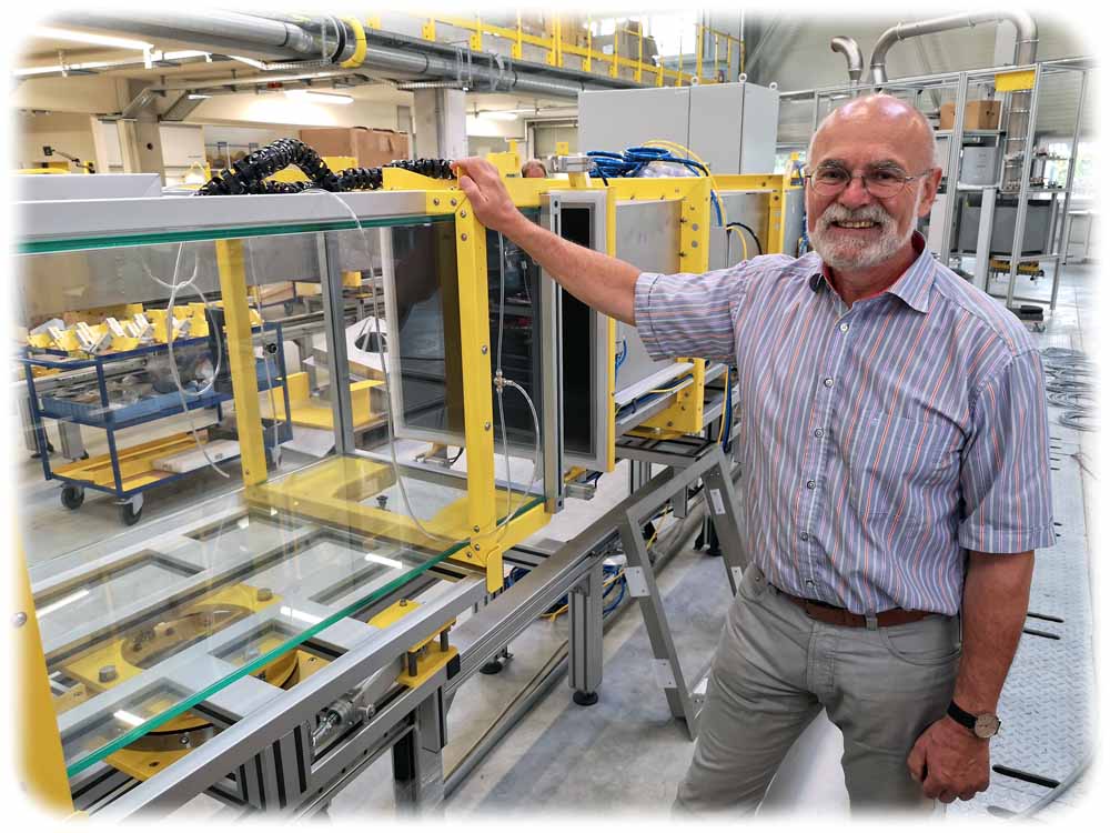 Topas Dresden: Geschäftsführer Andreas Rudolph inspiziert in der neuen Montagehalle eine entstehende Filterprüfanlage. Foto: Heiko Weckbrodt