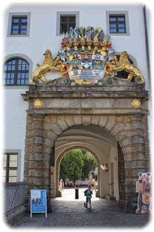 Prächtiges Eingangsportal am Schloss Hartenfels. Foto: Peter Weckbrodt