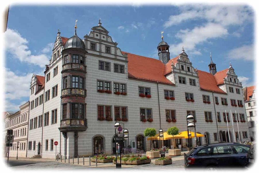 Auch ein Spaziergang durch die Stadt Torgau, hier das Rathaus, lohnt. Foto: Peter Weckbrodt