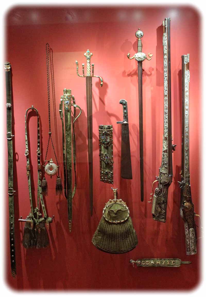 Prunkwaffen aus der Sonderschau "Schätze einer Fürstenehe" in Torgau. Foto: Peter Weckbrodt