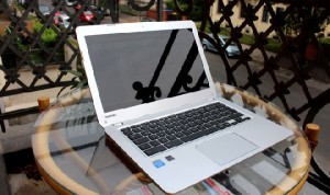 Mit dem Toshiba-Chromebook lässt es sich ganz nett auf dem Balkon arbeiten - solange man im WLAN bleibt. Was auch auffällt: Vor allem im direkten tageslicht ist der Sichtwinkel für ein klares Bild auf dem Display recht eng. Foto. Heiko Weckbrodt