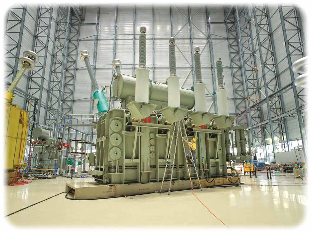 Transformatoren von Siemens - hier eine Aufnahme aus dem Werk Nürnberg - sollen die künstlichen Inseln vor Arabiens Küste mit Strom versorgen. Foto: Siemens