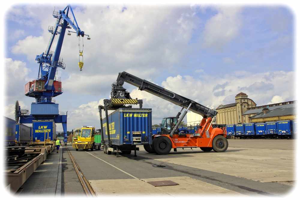 Im Alberthafen soll ein zweiter Trailerport entstehen, an dem Sattelauflieger rasch vom Straßenlaster auf den Güterzug verladen werden können. Foto: SBO