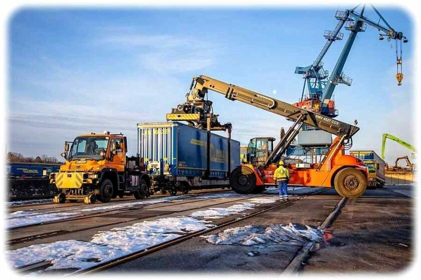 Ein Kranwagen hebt den Container-Aufleger vom Sattelschlepper auf den Eisenbahn-Wagon im Alberthafen Dresden. Foto: SMWA