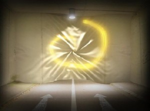 Eine feste Mauer entpuppt sich mit einer Geste als durchdringbar. Abb.: Headup