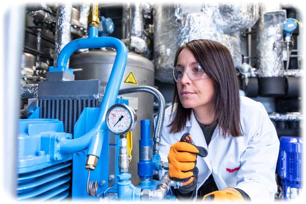 Eine Mitarbeiterin prüft eine Testanlage von "Rouge H2 Engineering". Foto: Rouge H2 Engineering via Ambartec