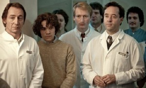 Recht selbstverliebt: Chirurg Richard Hoffmann (Jan Josef Liefers, r.) in "Der Turm". Abb.: Universum