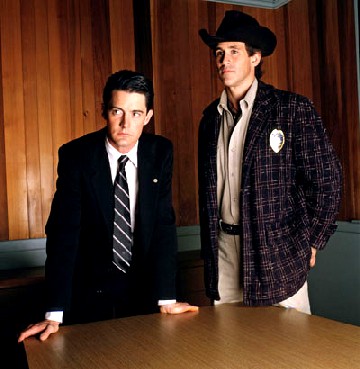 FBI-Agent Dale Cooper (Kyle MacLachlan) und Sheriff Truman (rechts) ermitteln unorthodox. Foto: Paramount
