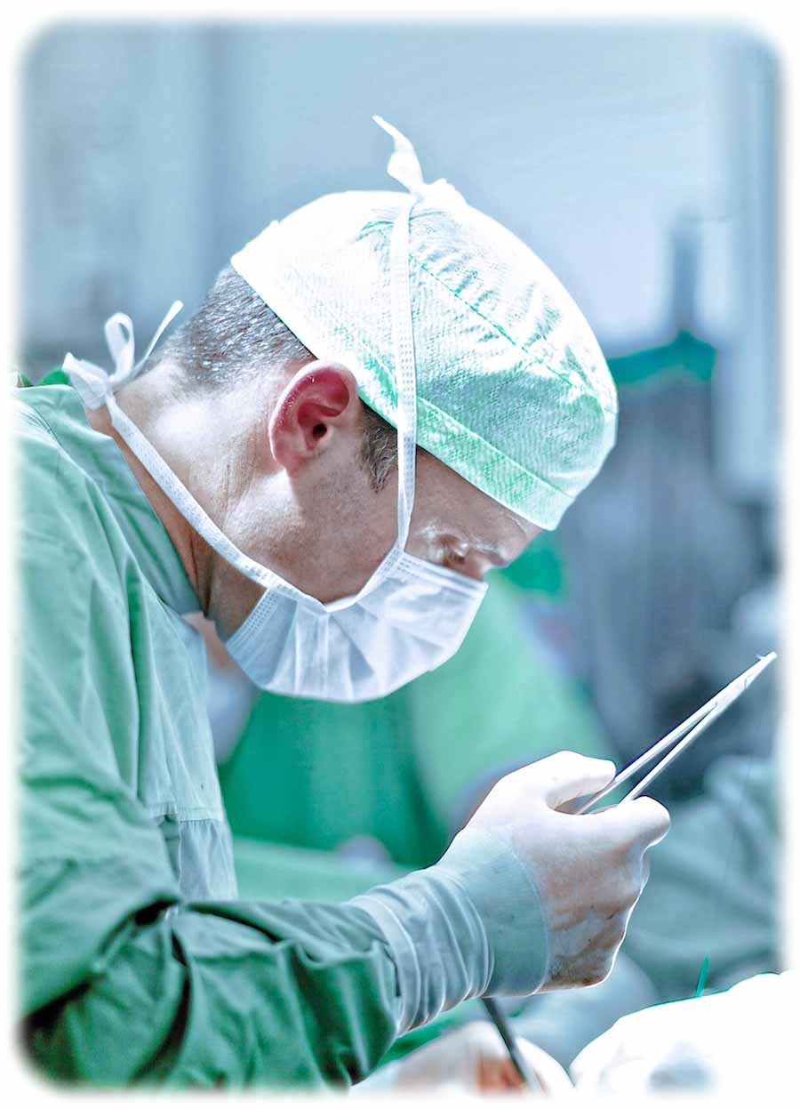 Prof. Jürgen Weitz vom Uniklinikum Dresden bei einer Operation. Foto: UKD