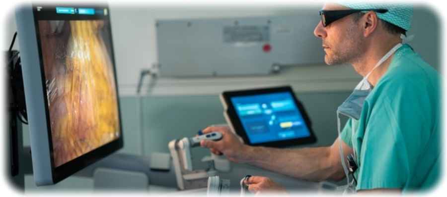 Prof. Marius Distler entfernt den Darm-Tumor einer Patientin mithilfe des OP-Roboters Hugos. Foto: Michael Kretzschmar für das UKD