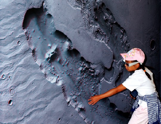 Besonders Kinder sind oft ganz wild auf die 3D-Bilder vom Mars. Foto: DLR