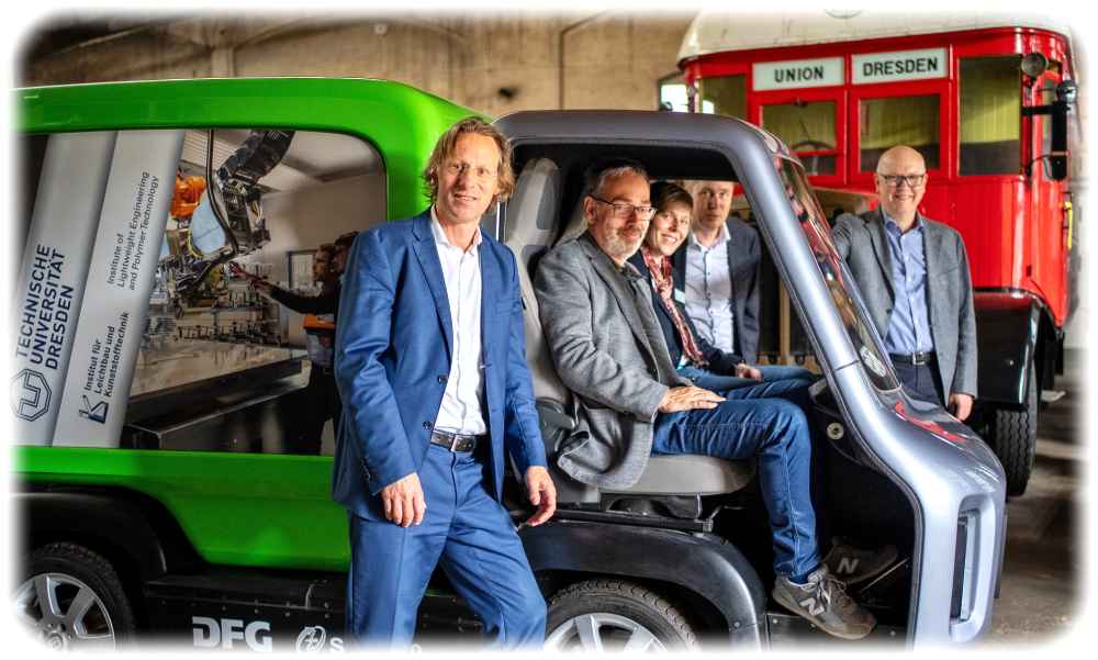 Bei der Übergabe des Leichtbau-Prototypen "Fif" ams Verkehrsmuseum Dresden (v.l.n.r.): Dr. Michael Vogt, Direktor des Verkehrsmuseums Dresden, TUD-Kanzler Jan Gerken, Maria Niklaus, Leiterin des Sammlungsbereichs Straßenverkehr am Verkehrsmuseum, sowie die beiden TUD-Professoren Maik Gude und Niels Modler vom ILK. Foto: Benjamin Griebe für die TUD