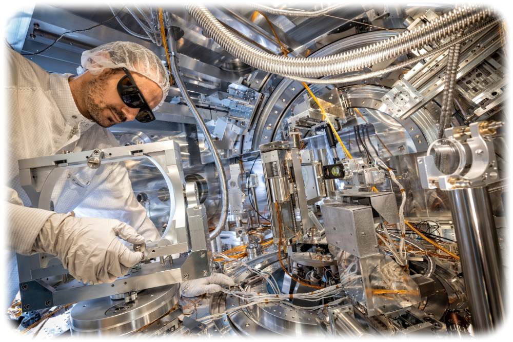 Die Experimentierstation HED (High Energy Density Science) dient der Erforschung von Materie unter extremen Bedingungen. Hier auf dem Bild montiert HED-Leiter Ulf Zastrau gerade Bauteile für einen Versuch. Foto: European XFEL