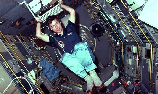 Ulf Merbold Ende 1983 während seiner Arbeit in der Raumstation Spacelab. Foto: NASA